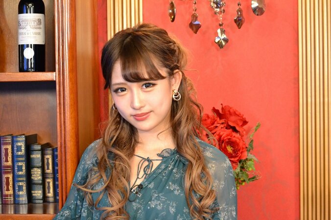 女子中高生を中心にカリスマ的人気を誇る『egg』白ギャルモデル・伊藤桃々が語る「SNSで大事にしていること」 1枚目
