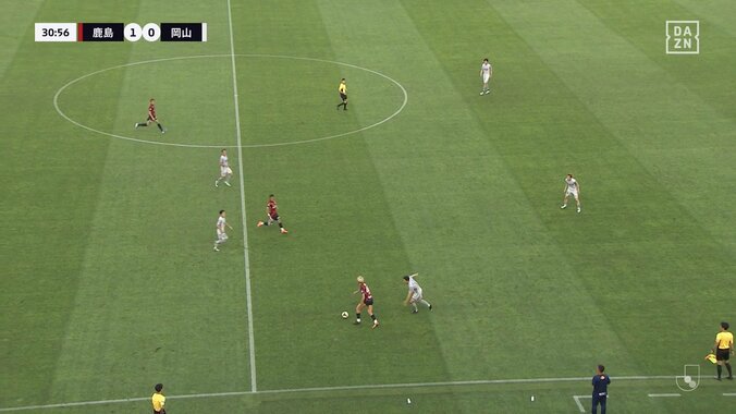 「すげぇ」「鈴木優磨うめーんだよ」走りながらのビタ止めトラップに喝采「うますぎて横転」ロングフィードを完璧におさめる超絶テクが話題に 4枚目