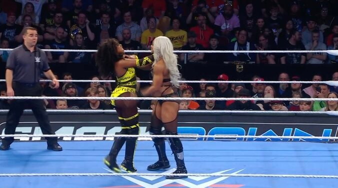 ナオミを圧倒するジェイド