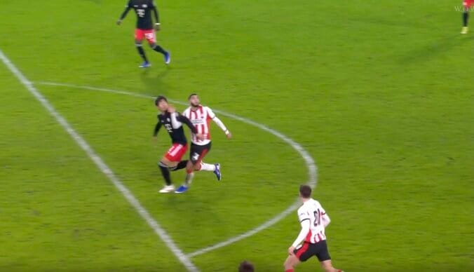 「ゴツすぎる」伊藤洋輝、目を疑う“まさかの光景”「すげえw」「強いな」相手エースを“強靭フィジカル”で圧倒「吹っ飛ばしたな」 3枚目