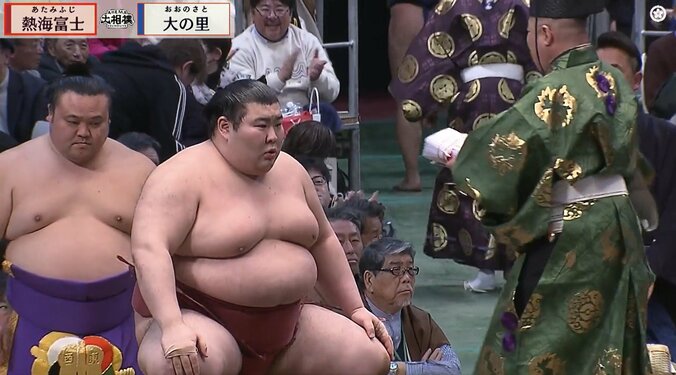 熱海富士、大量の懸賞を前に表情が“一変”「おっ」目を見開く 横綱・大の里撃破で「喜びを隠してるような顔」「ほくほくあたみん」 3枚目