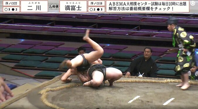 土俵下の安治川親方も驚いた様子