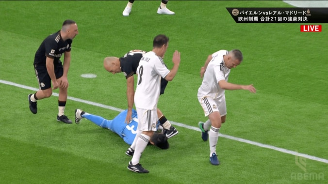 場内騒然！チャリティーマッチで“顔面キック”と激怒…「ガチすぎるって」「赤だろ」本気すぎるロッベンにファンも驚愕 3枚目