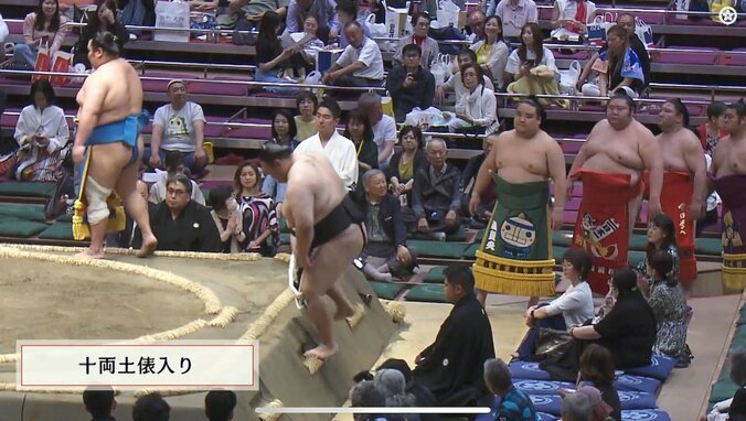 巻きのアナウンスの中登場した力士