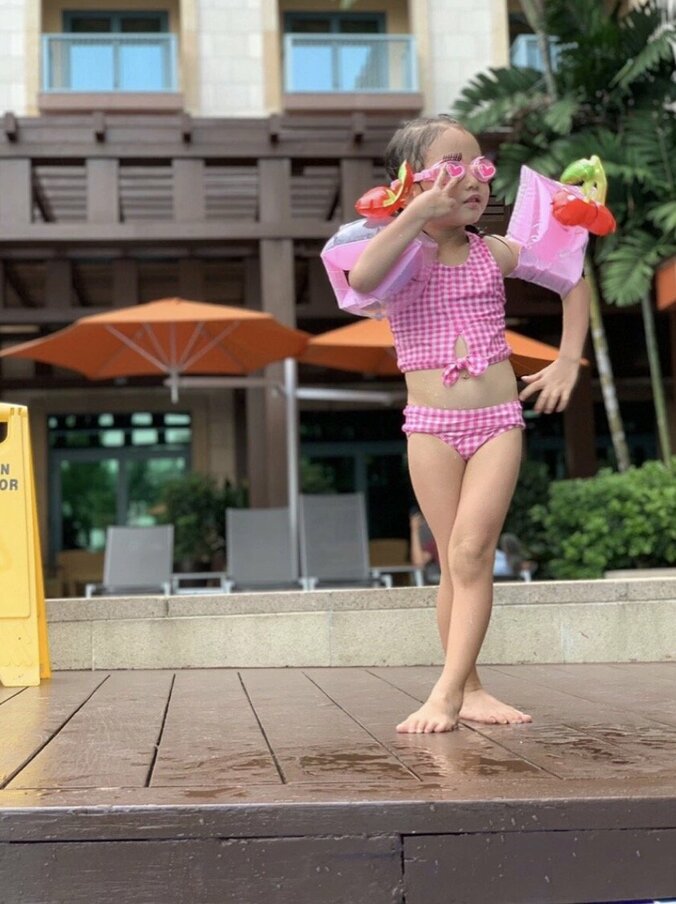 「私もテンション上がって変顔で…」藤本美貴、正月に家族でシンガポール旅行 2枚目