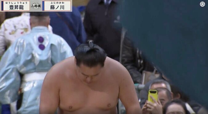 横綱・豊昇龍に土…金星の熱戦に水を差す”残念な行為”が物議「なんで投げるの？」求められる最低限のマナー 2枚目