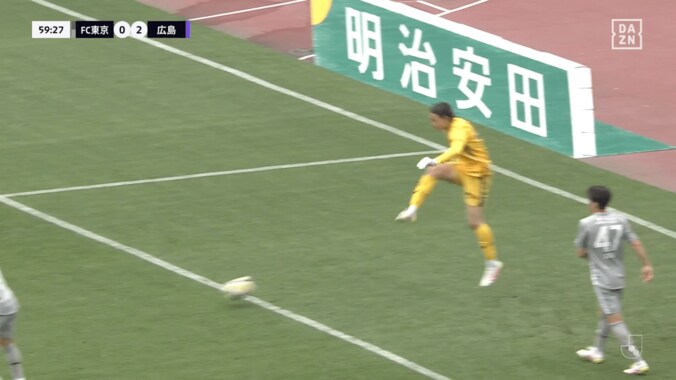 「何やってんだ…」FC東京守護神が“衝撃キックミス”で痛恨失点！「スカッちゃったね…」「擁護できん」「定期的にポカする」チームメイト唖然＆ファン落胆 2枚目