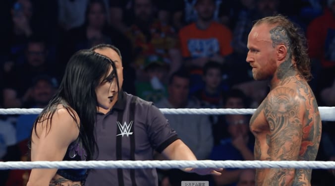 【映像】美女レスラー、屈強男を容赦ない“ヘッドバット”で吹っ飛ばす