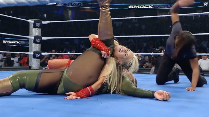 その後、ティファニーが技を掛け直して3カウントを奪い勝利した