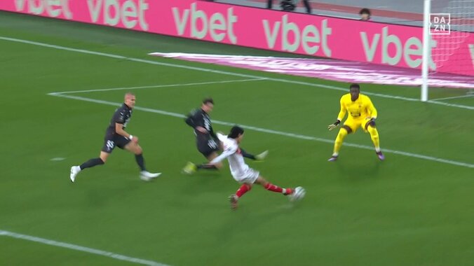 【映像】南野拓実、完璧な抜け出しから股抜き狙いのシュート