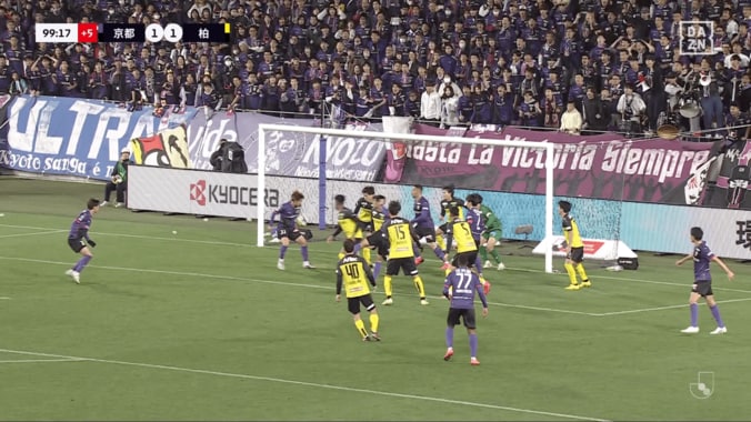 物議を醸す判定！「誤審じゃ済まない」微妙すぎる“後半ATの同点弾”がOFR検証なし…「絶対におかしい」「手に当たった＝ハンドではない」京都vs柏でファン大論争 4枚目