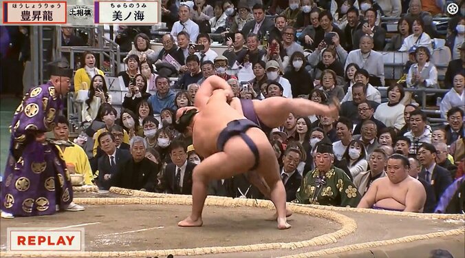 32歳で横綱初挑戦の晴れ舞台をファンが“台無し”に…“残念なマナー”に批判殺到 「なんとかしろよ…」憤りの声 4枚目