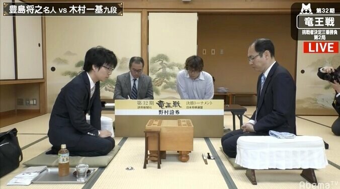 285手の激闘からわずか2日　豊島将之名人 対 木村一基九段　対局開始／将棋・竜王戦挑決三番勝負 1枚目