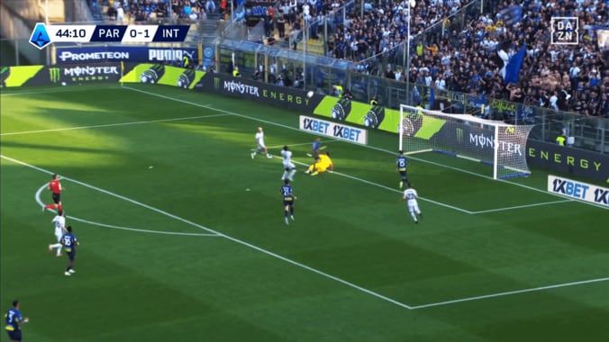 嘘だろ…？ 鈴木彩艶、“突然変異ループ”で驚愕失点「可哀想…」「トリッキーすぎて無理」インテルFWのレジェンド父は“珍ゴール”に不満顔「怒ってるw」 3枚目