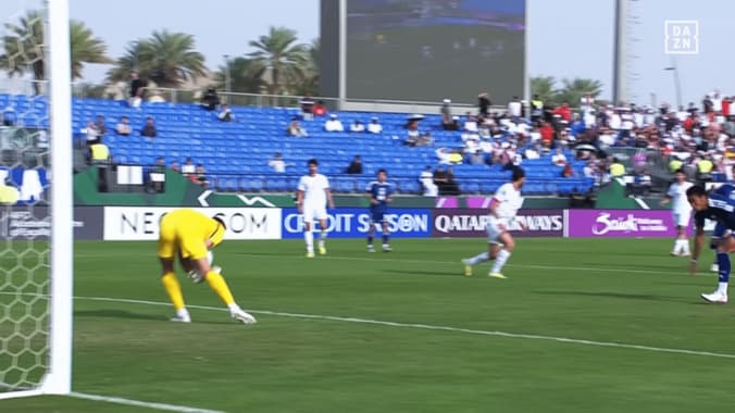 ヨルダンGKがボールをキャッチ