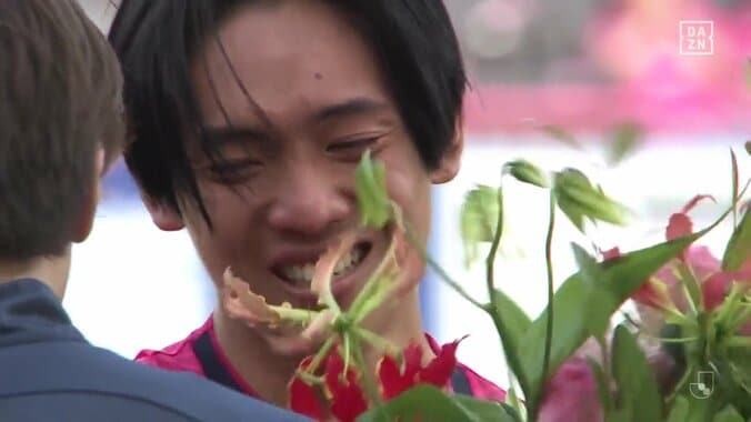 「他サポだけど泣いた」「真司もこの曲で…」香川真司は笑顔で送り出し...海外挑戦のC大阪・北野颯太、チームメイト大号泣の退団セレモニーにファン涙腺崩壊 4枚目