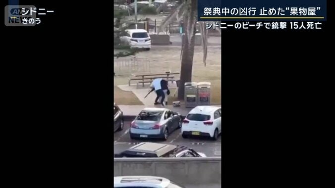 犯人に飛び掛かる1人の男性