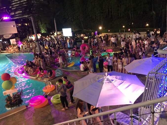 ざわちん、サマーナイトプールで“エロカワ”ボディを披露 2枚目