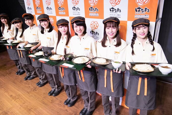「絶対お肉！」=LOVEがはなまるうどんの新商品をピーアール＆配膳する 11枚目