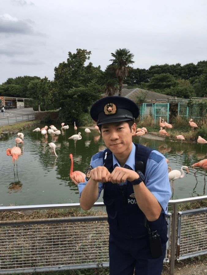 横山だいすけ『警視庁いきもの係』撮影現場でフラミンゴポーズ「ブンバ・ボーン！」 2枚目