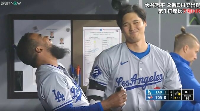 【写真・画像】大谷翔平、チームメイトにとった行動がヤバすぎると話題に　ホームラン直後のベンチで若手にアドバイスを送る瞬間 「こういう場面増えたな」「生徒増えすぎ」　1枚目