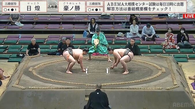 過剰に力士の名前が連呼され、国技館は異質空気に