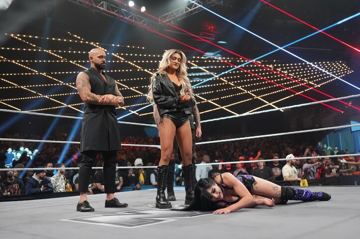 【画像】美女レスラー、画面外から“蹴っ飛ばされる”理不尽裏切り