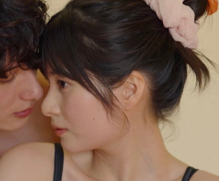 【写真・画像】マシュマロボディの清純派女優、初対面の男性とベッドで…大胆な姿に「呼吸の仕方がわからなかった」 1枚目