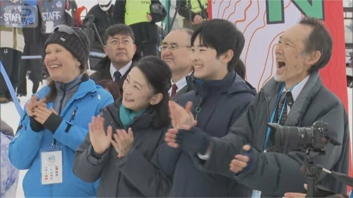 セレモニーをご覧になるお二人