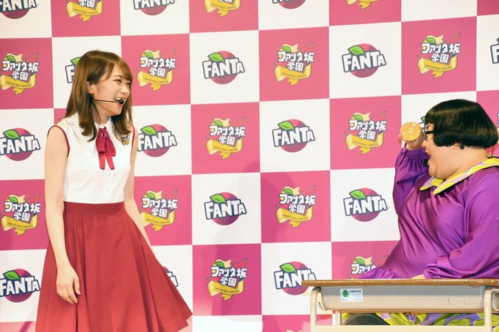 カズレーザー、斎藤飛鳥に「小顔すぎる!」 乃木坂メンバーが「変顔ボトル」に大はしゃぎ