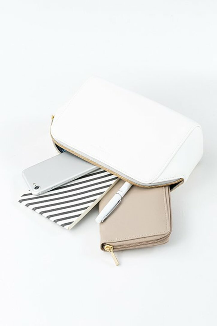 アニメ『血界戦線 & BEYOND』レオナルドとクラウスが手元に! 佐藤さきコラボのショルダーバッグとポーチが発売