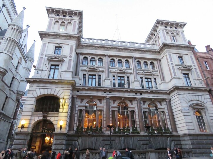 店内はまるで迷宮！  ロンドンの元修道院パブでフィッシュ＆チップスとビールを堪能