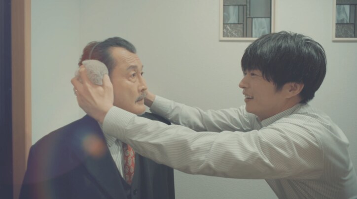 【写真・画像】中途採用の年上部下に仕事を教えていたら、突然手を握られ困惑…『おっさんずラブ-リターンズ-』　3枚目