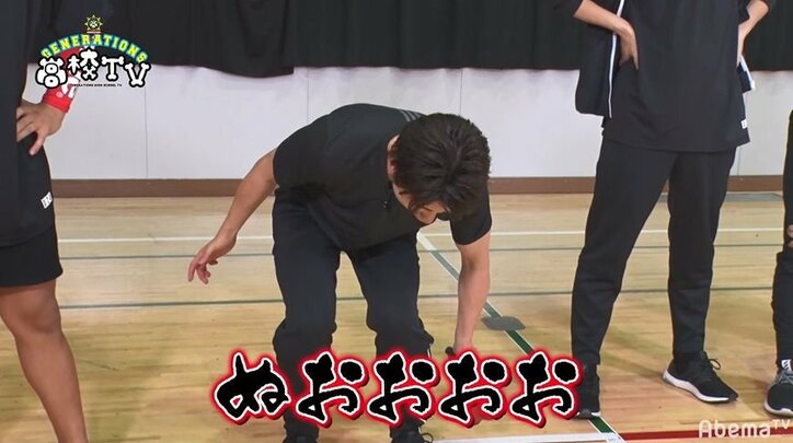 まるで江頭2:50！？　佐野玲於、握力測定で力出しすぎで大絶叫＆ヘンなポーズに「どぉああああ！！」