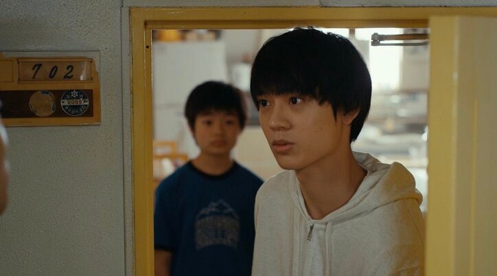 「先生、僕の代わりにおじいちゃんのおむつ変えれます？」学校に通えないヤングケアラーの切実な問いが胸に突き刺さる 『覆面D』が切り込む社会問題