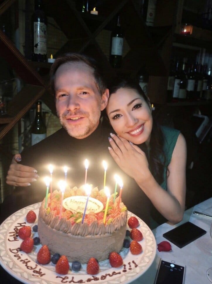 アンミカ、夫の誕生日パーティーでのキスショットを公開「こんな可愛い喜び方をする48歳！たまりません！！！」