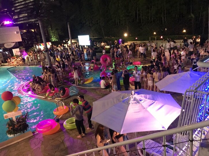 ざわちん、サマーナイトプールで“エロカワ”ボディを披露