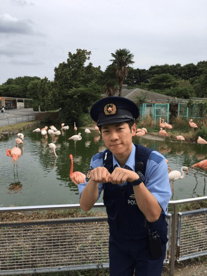 横山だいすけ『警視庁いきもの係』撮影現場でフラミンゴポーズ「ブンバ・ボーン！」