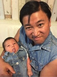 スギちゃん、愛息にお揃いの“ジージャン”を着せ「ワイルドファミリーだぜぇ」