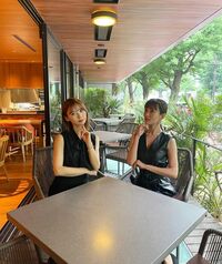 朝日奈央＆夏菜の“ブラックコーデ2ショット”に「美女が二人も」「ナイスショット」の声