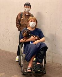 ぺえ、藤原しおりとの“車椅子2ショット”を公開 「激似すぎ」「眉毛の角度が違うだけ」と反響