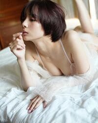 モデル雀士の岡田紗佳、写真集のセクシーなアザーショットに絶賛の声「ダブル役満級の美しさ」