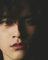 岡田健史、色気あふれる“ドアップ”ショットにファン悶絶「吸い込まれる」「カッコいい 大好き」