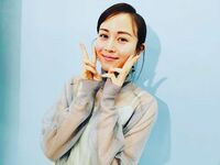 「まなみんは天使！」「最高級に美しい」比嘉愛未のキュートな“Wピース”ショットにファン歓喜