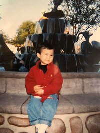 花田優一『幼少期のディズニーデート。イッツァSMALLワールドって思ったやつの勝ちだ‼️‼️‼️‼️‼️』