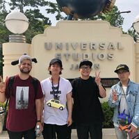 千鳥ノブ、佐藤健らとのプライベートショット公開「タケルくんとユニバ 最高すぎる」