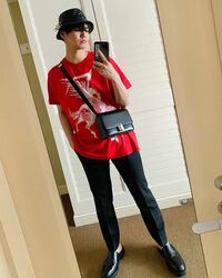 片寄涼太の赤Tシャツが目を引くセルフショットに喜びの声「カッコよすぎる」「ヤバい」