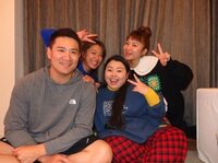 里田まい、夫・田中投手&渡辺直美らとの集合写真に反響「直美ちゃんがちっちゃく見える」