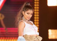 ローラ、ドバイの最高級ホテルを“つまむ”？キュートなお茶目ショットにファン「ちょ、くそかわい」