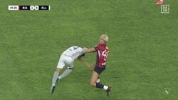 「ぶん投げたぞ」鈴木優磨、競り合いで首元掴み投げ飛ばしも“カードなし”でファンから異論噴出「さすがに無茶苦茶よ」